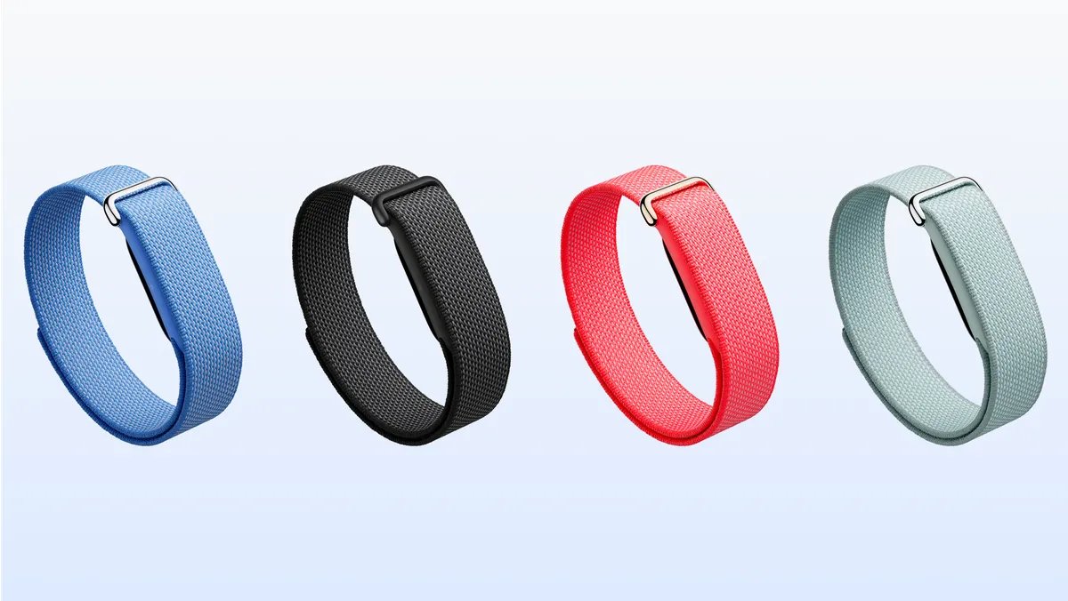 Google Fitbit Airのパフォーマンス ループバンドを4色並べた製品画像。左から青、黒、赤、淡い青緑。どれも布のバンドに金属の留め具が付き、本体の小さなペブルはバンドの内側に隠れていて、画面は見えない。