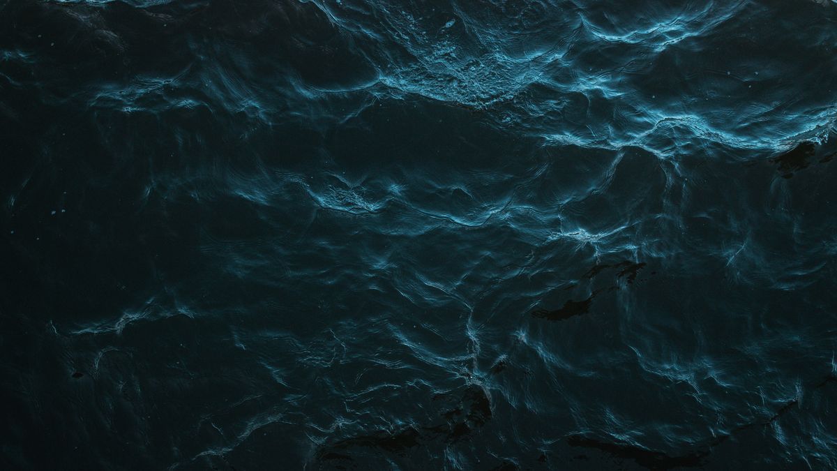 深く暗い青色の海面(イメージ)