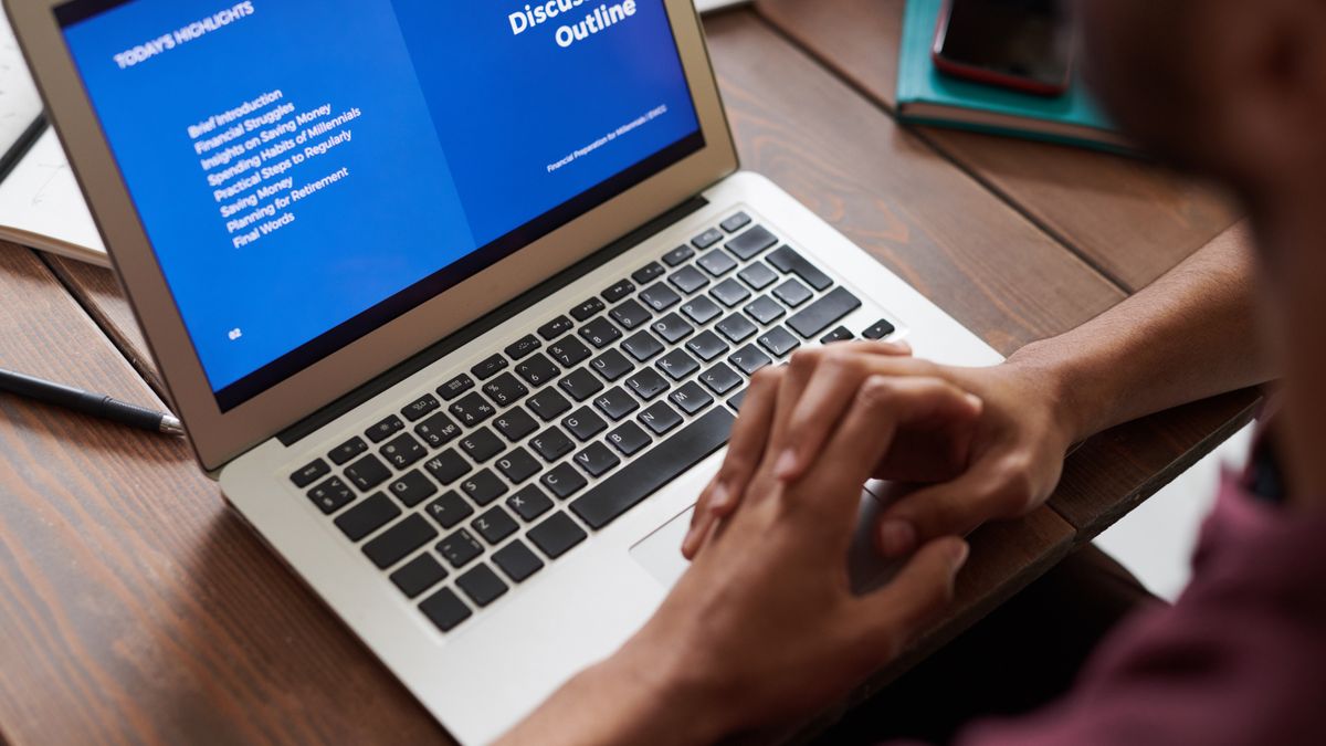 ノートPCでプレゼンテーションのアウトラインを確認する様子