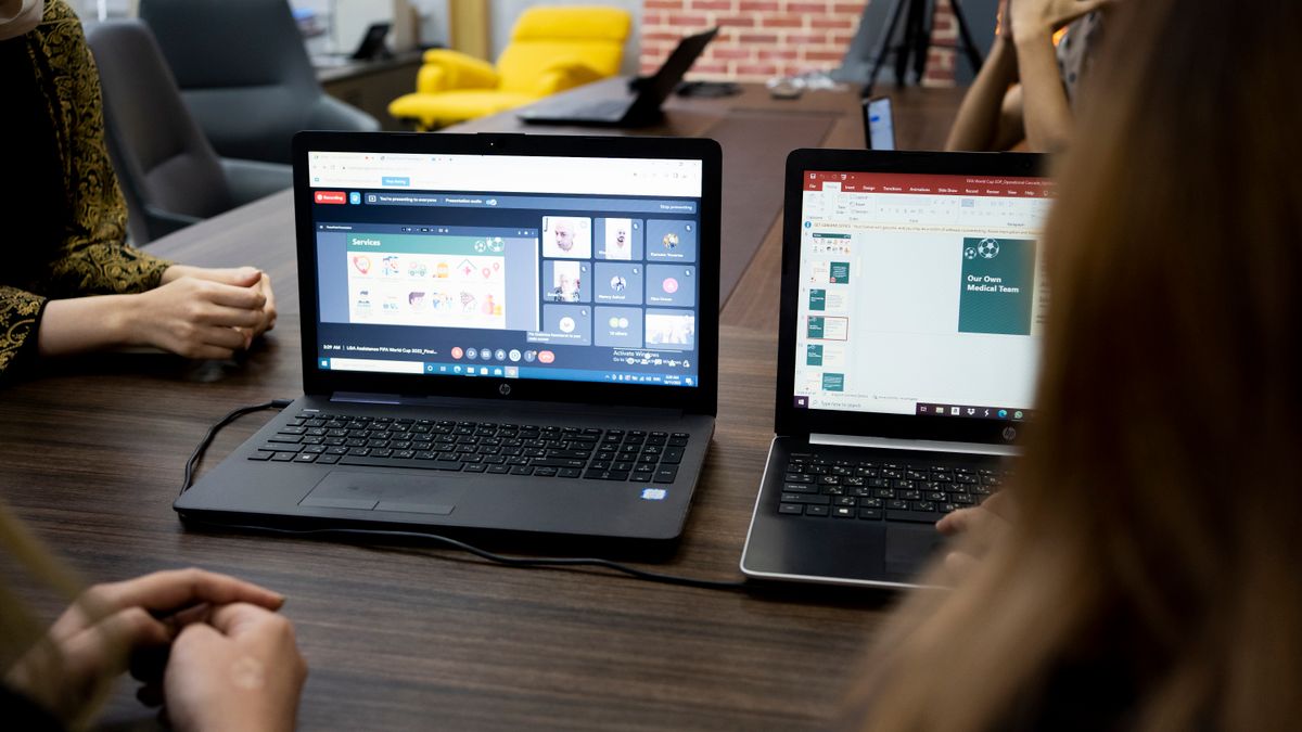 2台のノートPCでWeb会議と資料を同時に表示するハイブリッド会議
