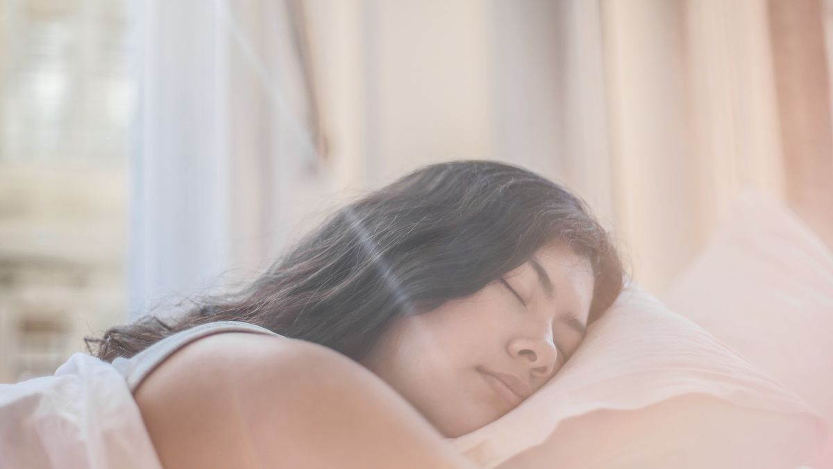 朝の光の中で穏やかに眠る女性
