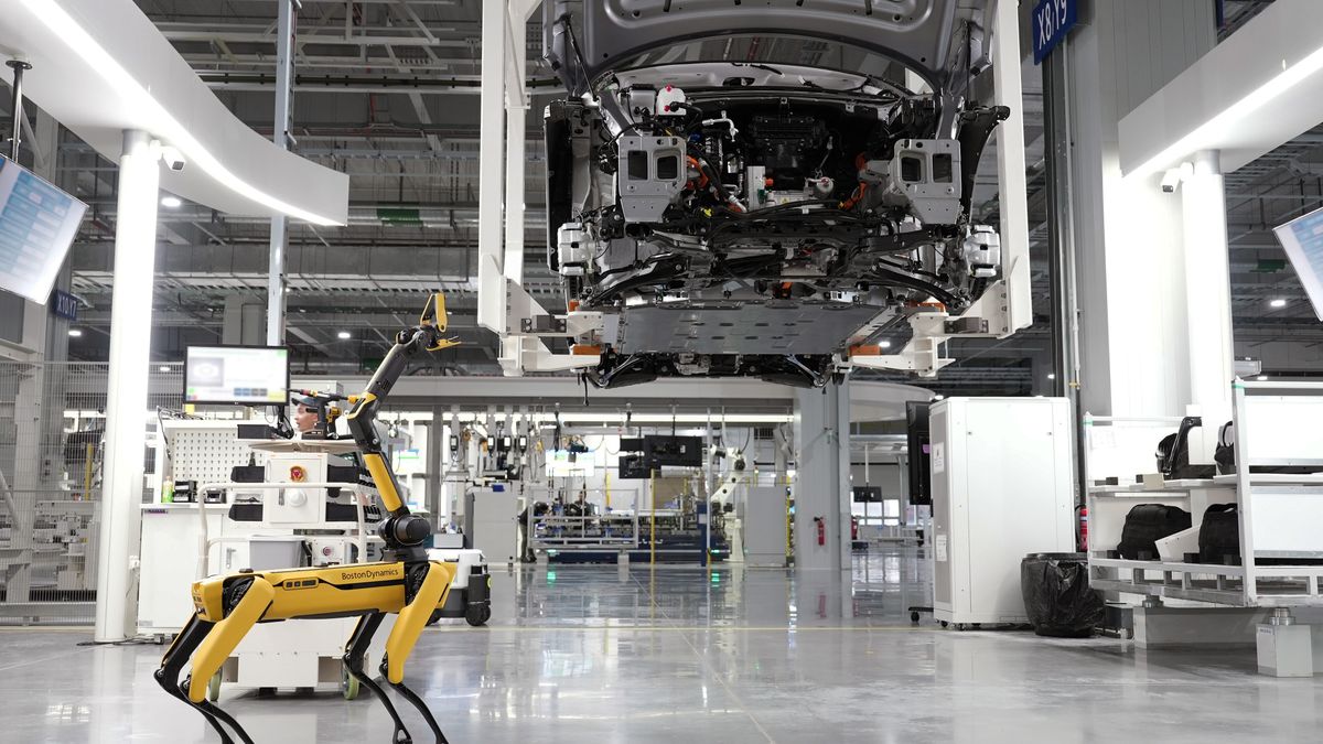 自動車工場のラインを見回る四足歩行ロボット