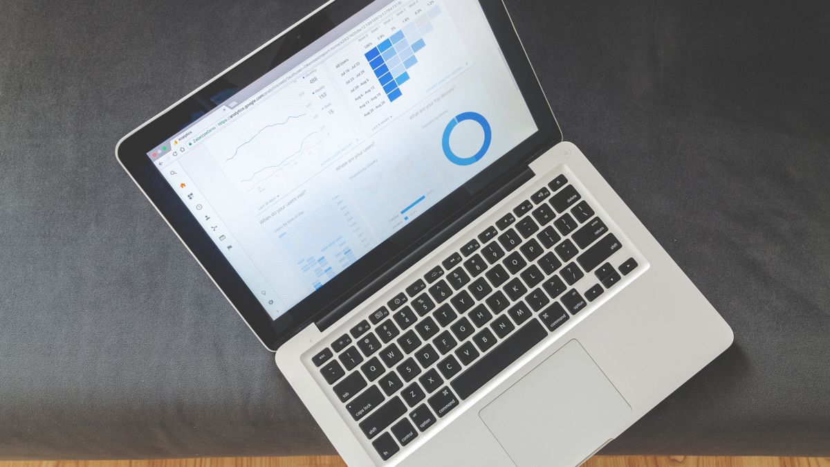 ノートPCに表示された分析ダッシュボードとグラフ