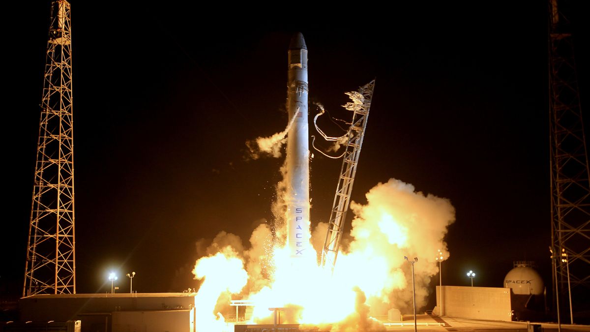 夜間に発射台を離れるSpaceXのロケット（過去の打ち上げ／イメージ）