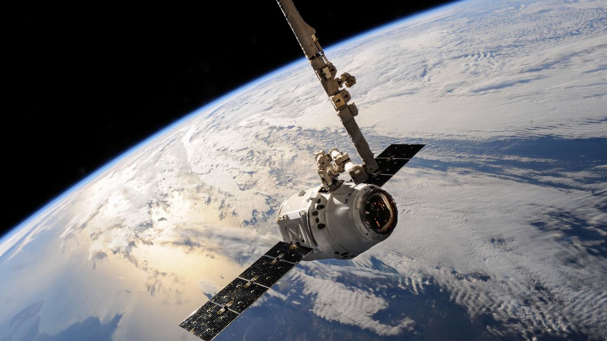 地球を背景に太陽電池パネルを展開したSpaceXのドラゴン補給船（過去のミッション／イメージ）