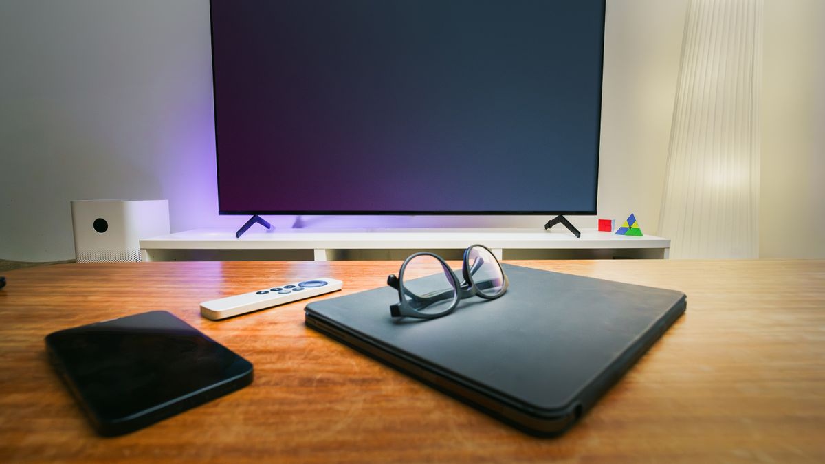 リビングのテレビとリモコン、スマートフォンが置かれたテーブル