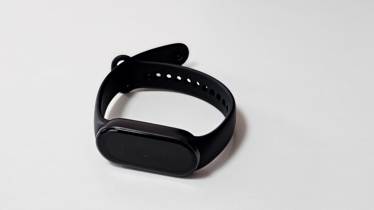 Xiaomi Smart Band 10の本体とラバーバンド。バンドには調節用の穴が並ぶ