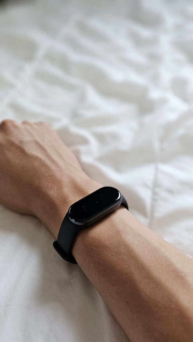 Xiaomi Smart Band 10を腕に装着したところ。本体が小さく、腕から出っ張らない